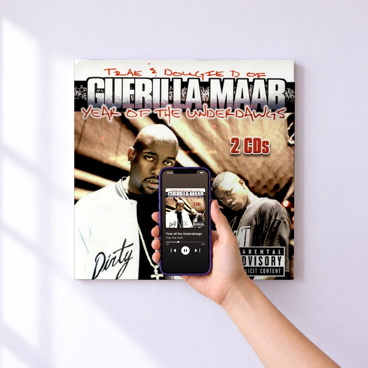 Affiche connectée Year of the Underdawgs de Trae Tha Truth au mur : l'album se lance en approchant le téléphone