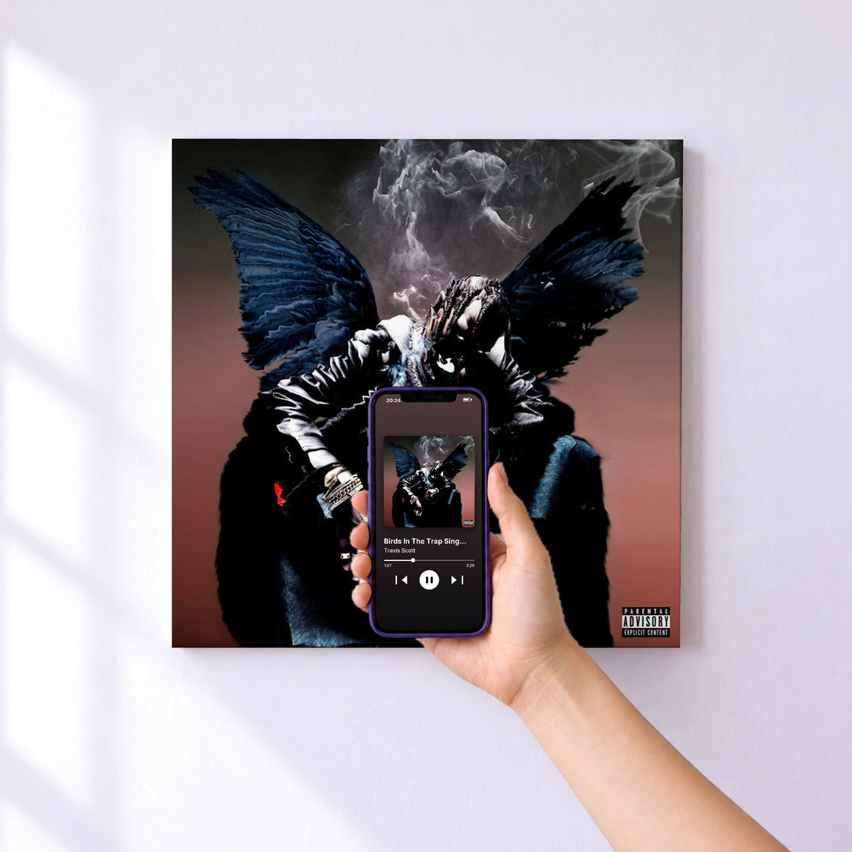 Affiche connectée Birds In The Trap Sing McKnight de Travis Scott au mur : l'album se lance en approchant le téléphone