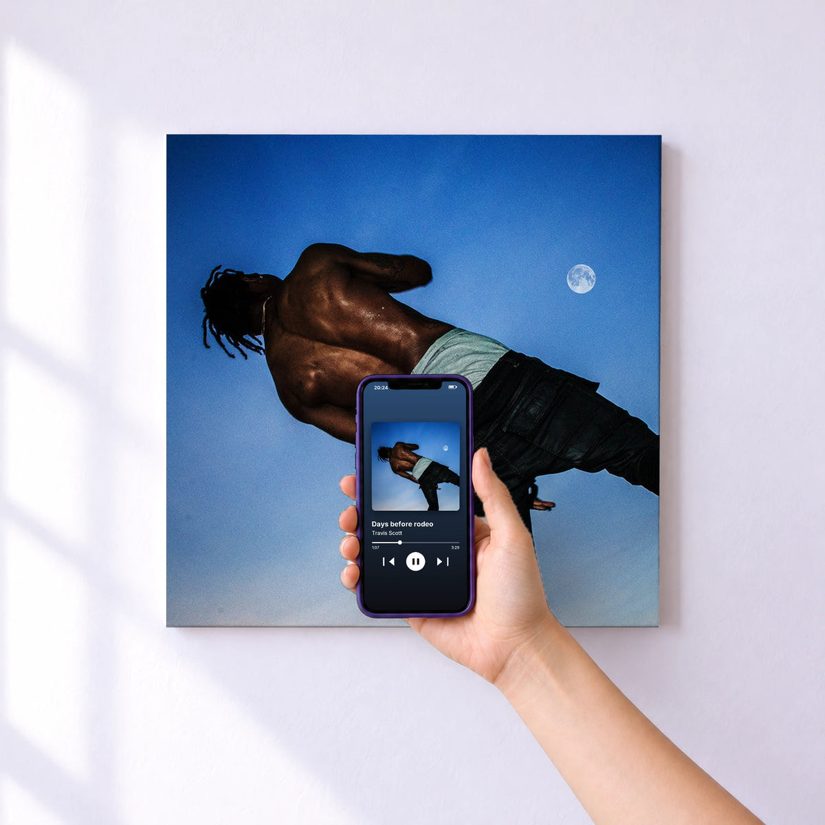 Affiche connectée Days before rodeo de Travis Scott au mur : l'album se lance en approchant le téléphone