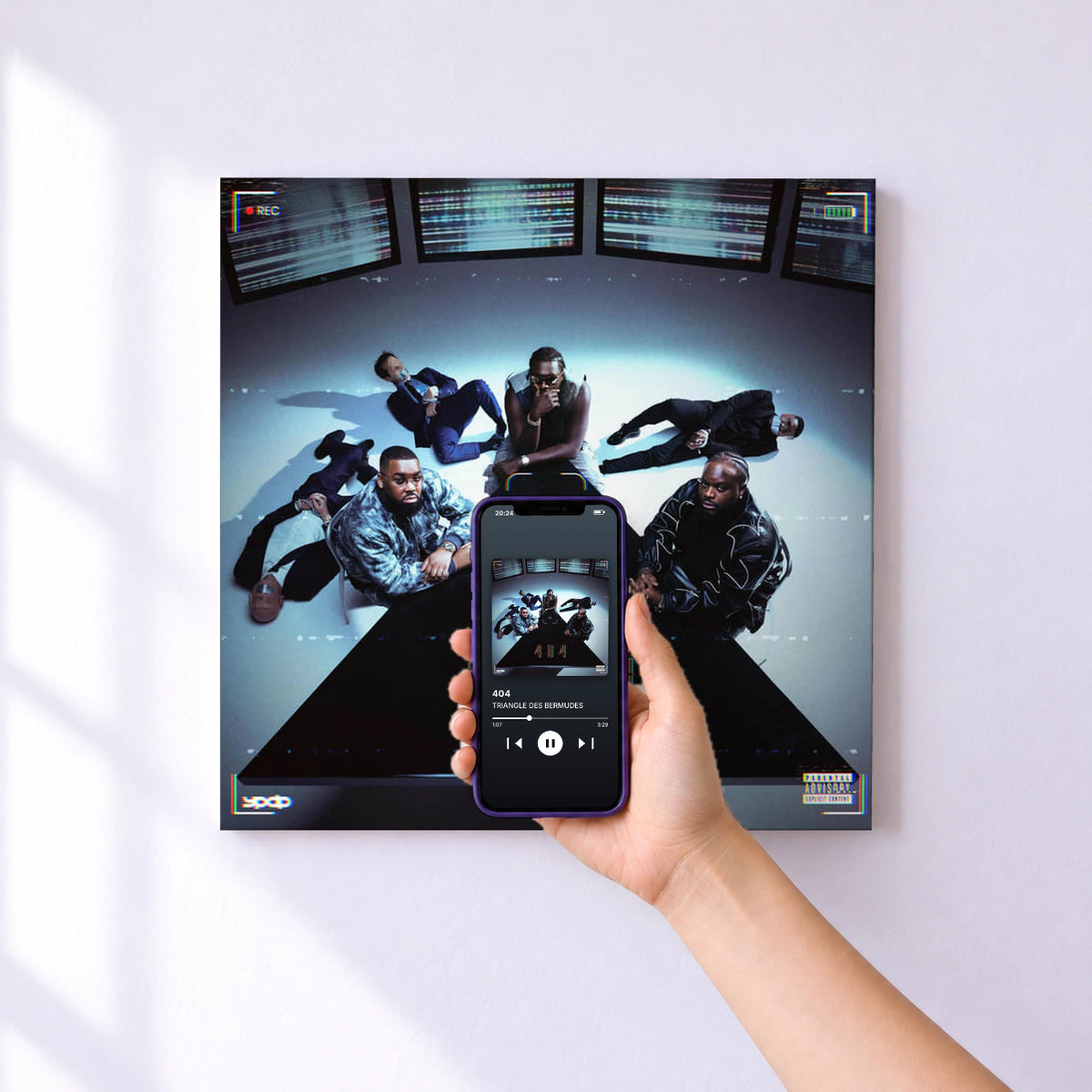 Affiche connectée 404 de TRIANGLE DES BERMUDES au mur : l'album se lance en approchant le téléphone