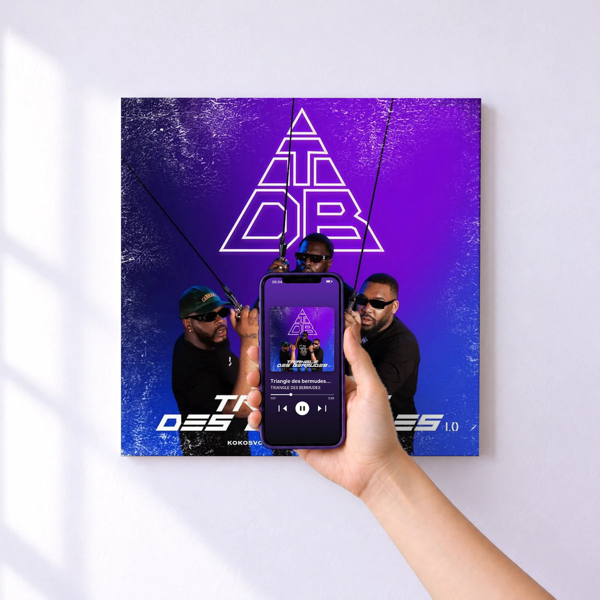 Affiche connectée Triangle des bermudes 1.0 de TRIANGLE DES BERMUDES au mur : l'album se lance en approchant le téléphone