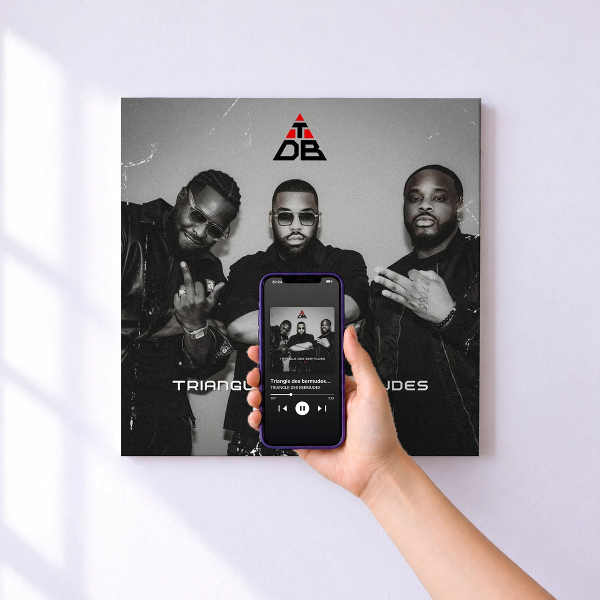 Affiche connectée Triangle des bermudes 2.0 de TRIANGLE DES BERMUDES au mur : l'album se lance en approchant le téléphone