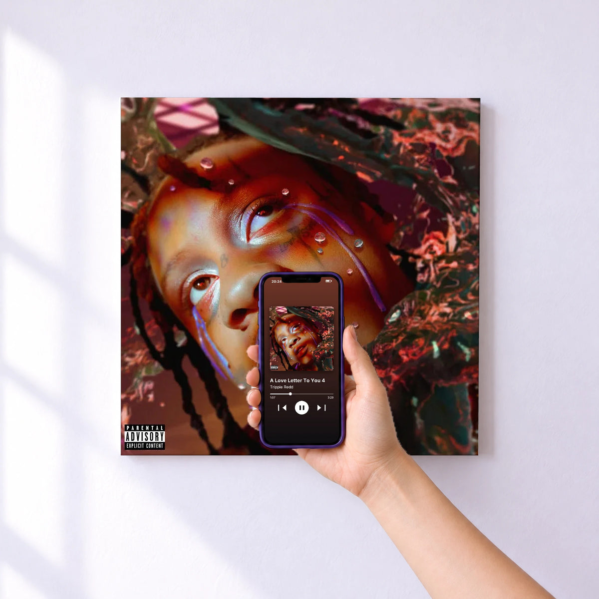 Affiche connectée A Love Letter To You 4 de Trippie Redd au mur : l'album se lance en approchant le téléphone
