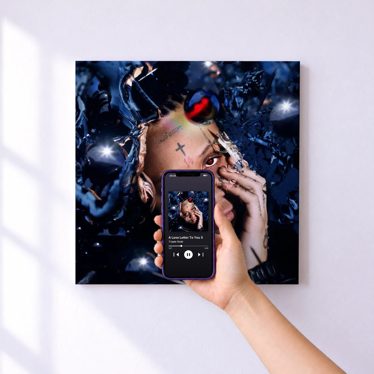 Affiche connectée A Love Letter To You 5 de Trippie Redd au mur : l'album se lance en approchant le téléphone