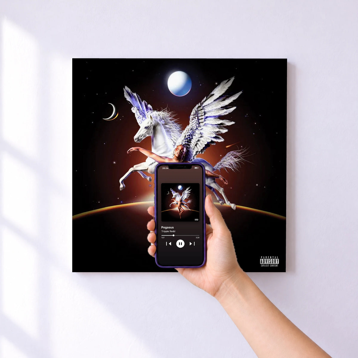 Affiche connectée Pegasus de Trippie Redd au mur : l'album se lance en approchant le téléphone