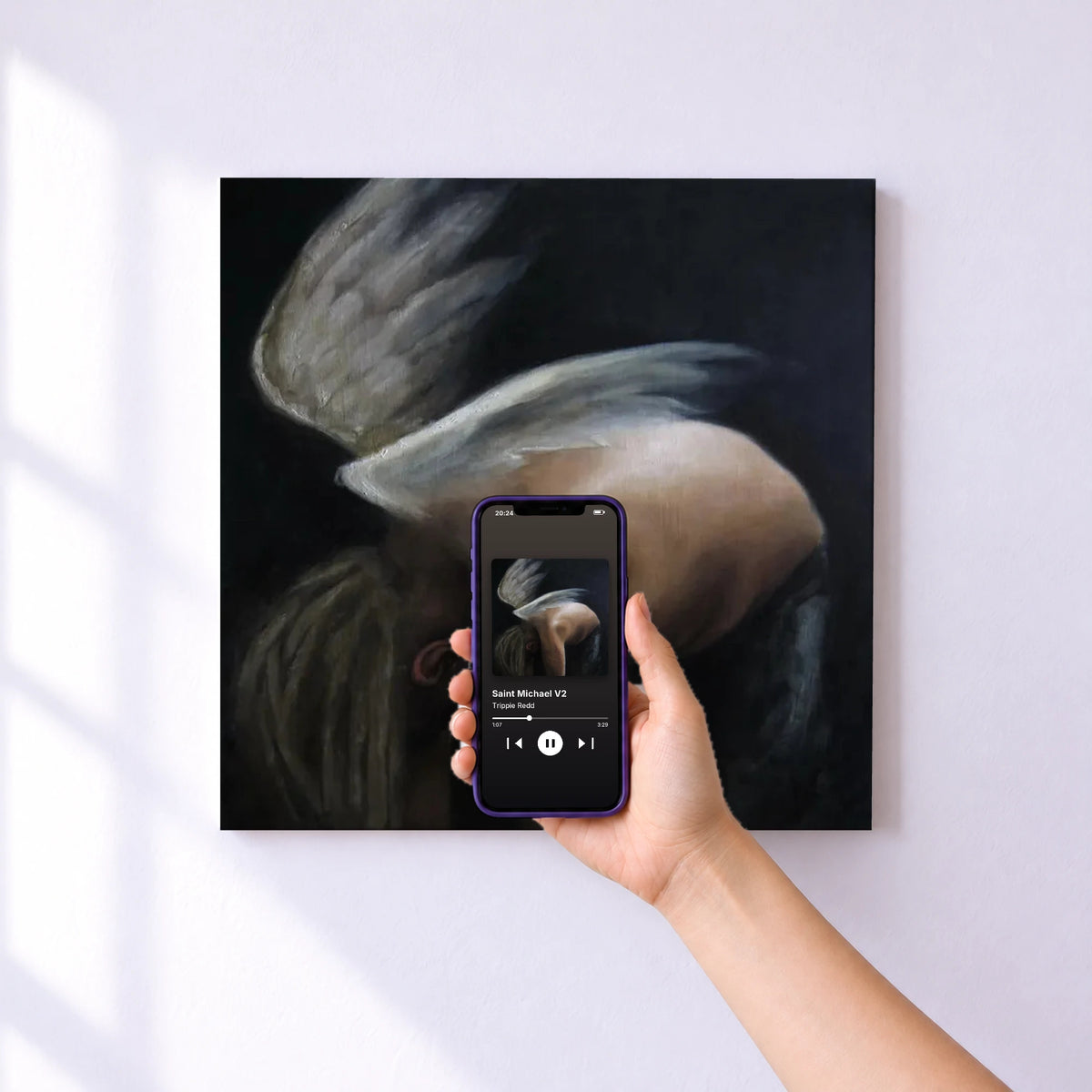 Affiche connectée Saint Michael V2 de Trippie Redd au mur : l'album se lance en approchant le téléphone