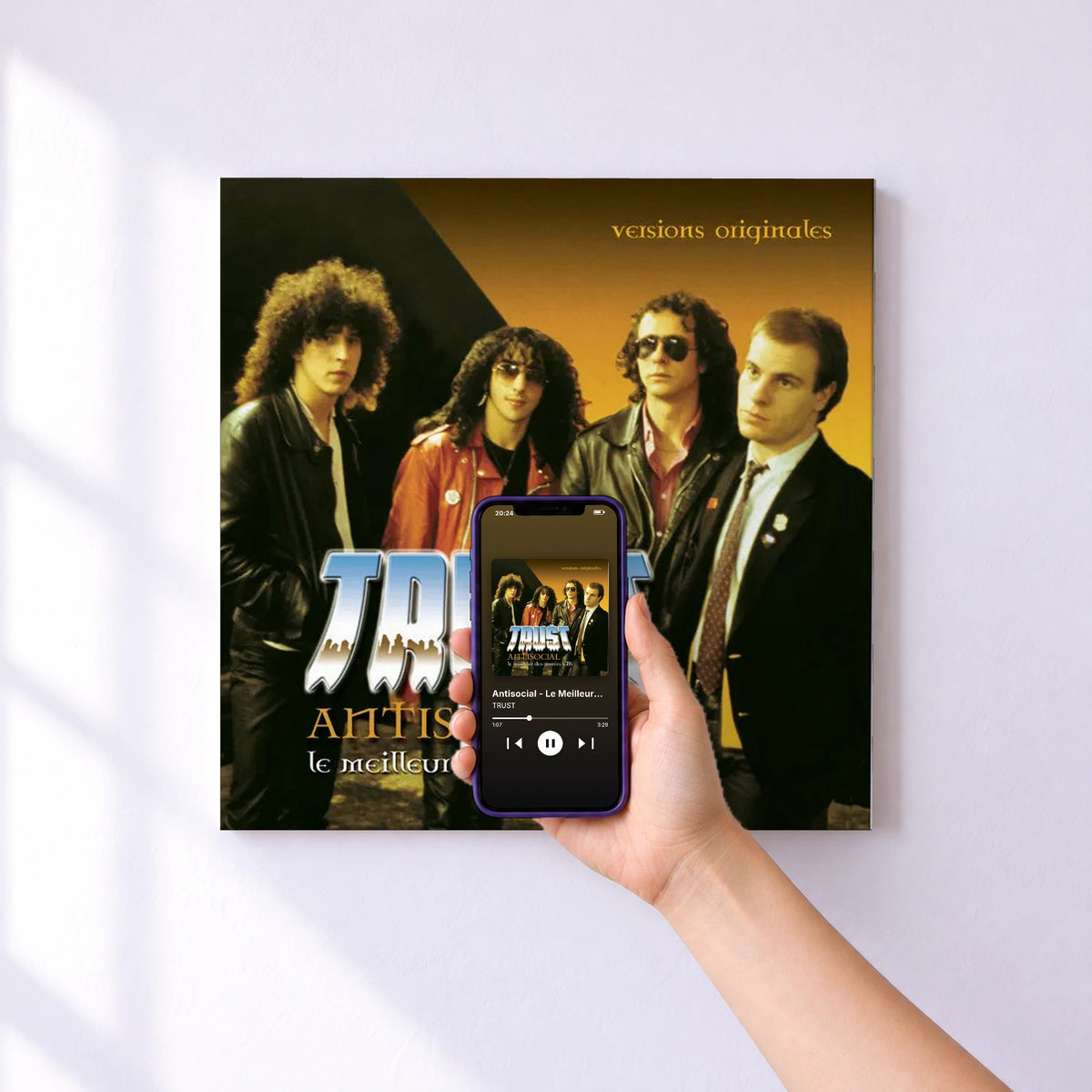 Affiche connectée Antisocial - Le Meilleur Des Années CBS de TRUST au mur : l'album se lance en approchant le téléphone
