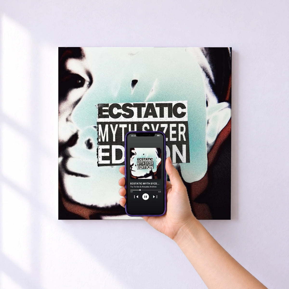 Affiche connectée ECSTATIC MYTH SYZER EDITION de Try To live & Ateyaba Archive au mur : l'album se lance en approchant le téléphone