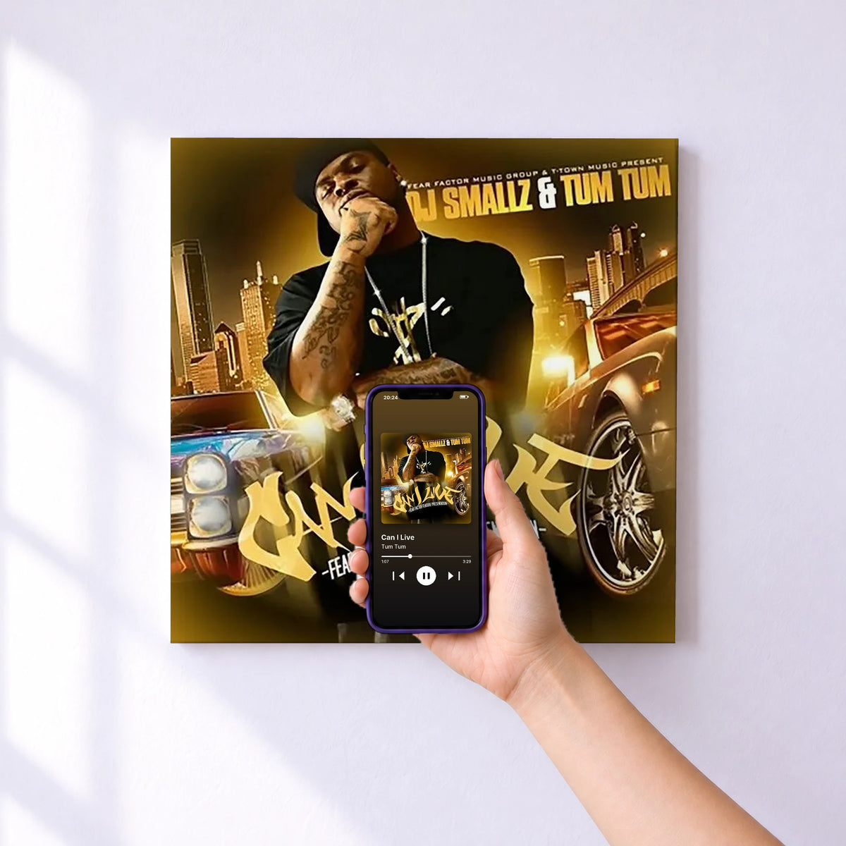 Affiche connectée Can I Live de Tum Tum au mur : l'album se lance en approchant le téléphone