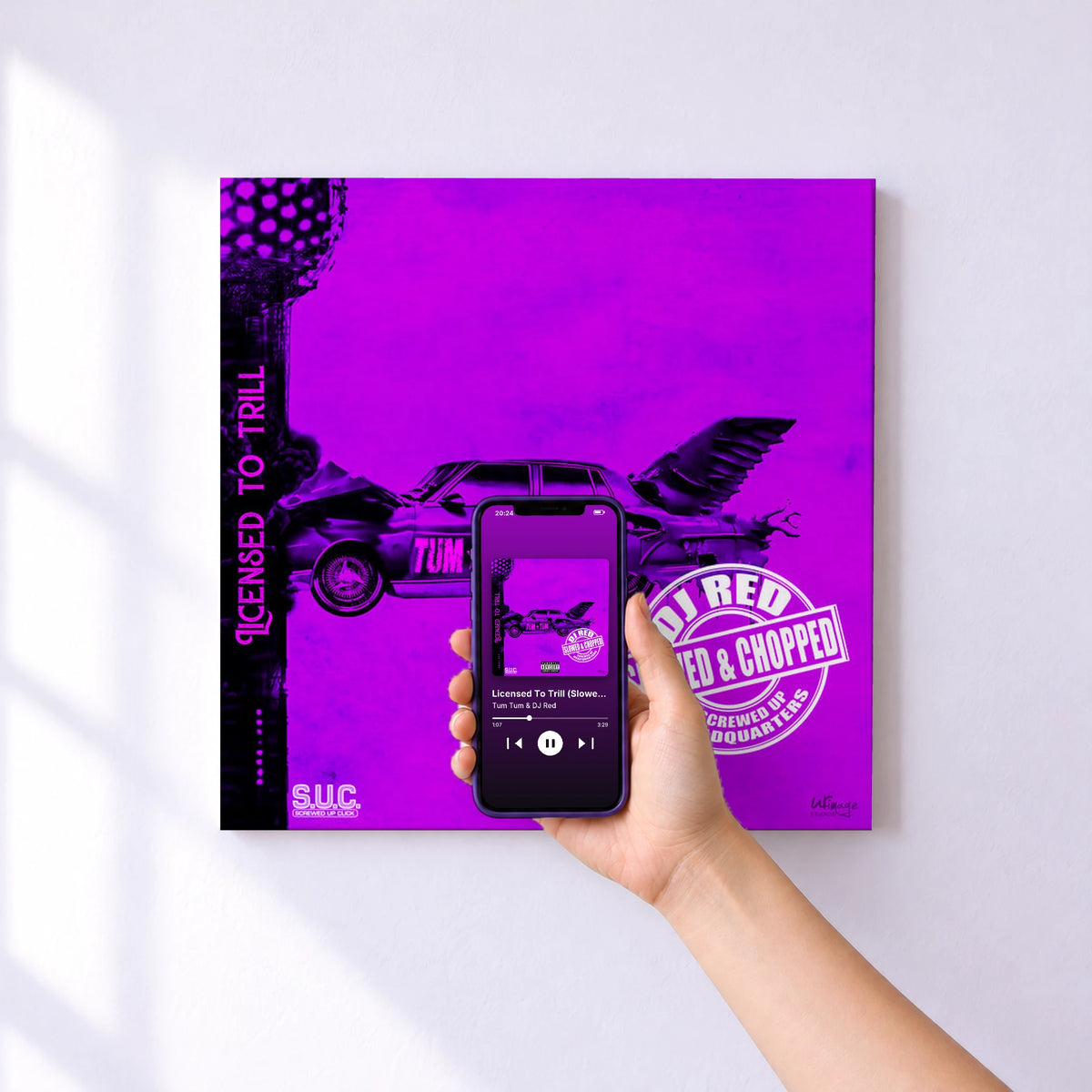 Affiche connectée Licensed To Trill (Slowed & Chopped) de Tum Tum & DJ Red au mur : l'album se lance en approchant le téléphone