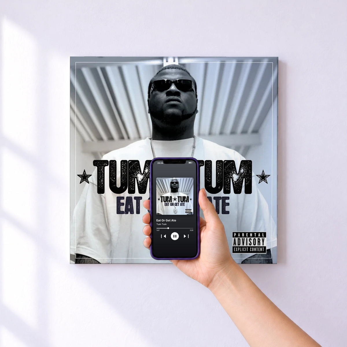 Affiche connectée Eat Or Get Ate de Tum Tum au mur : l'album se lance en approchant le téléphone