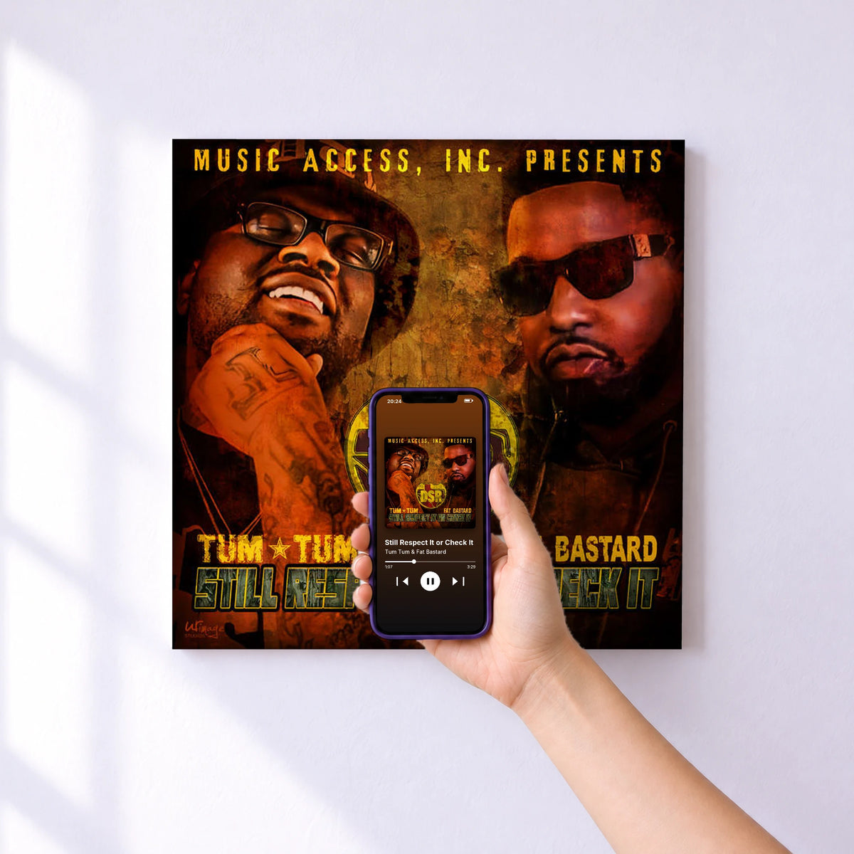 Affiche connectée Still Respect It or Check It de Tum Tum & Fat Bastard au mur : l'album se lance en approchant le téléphone