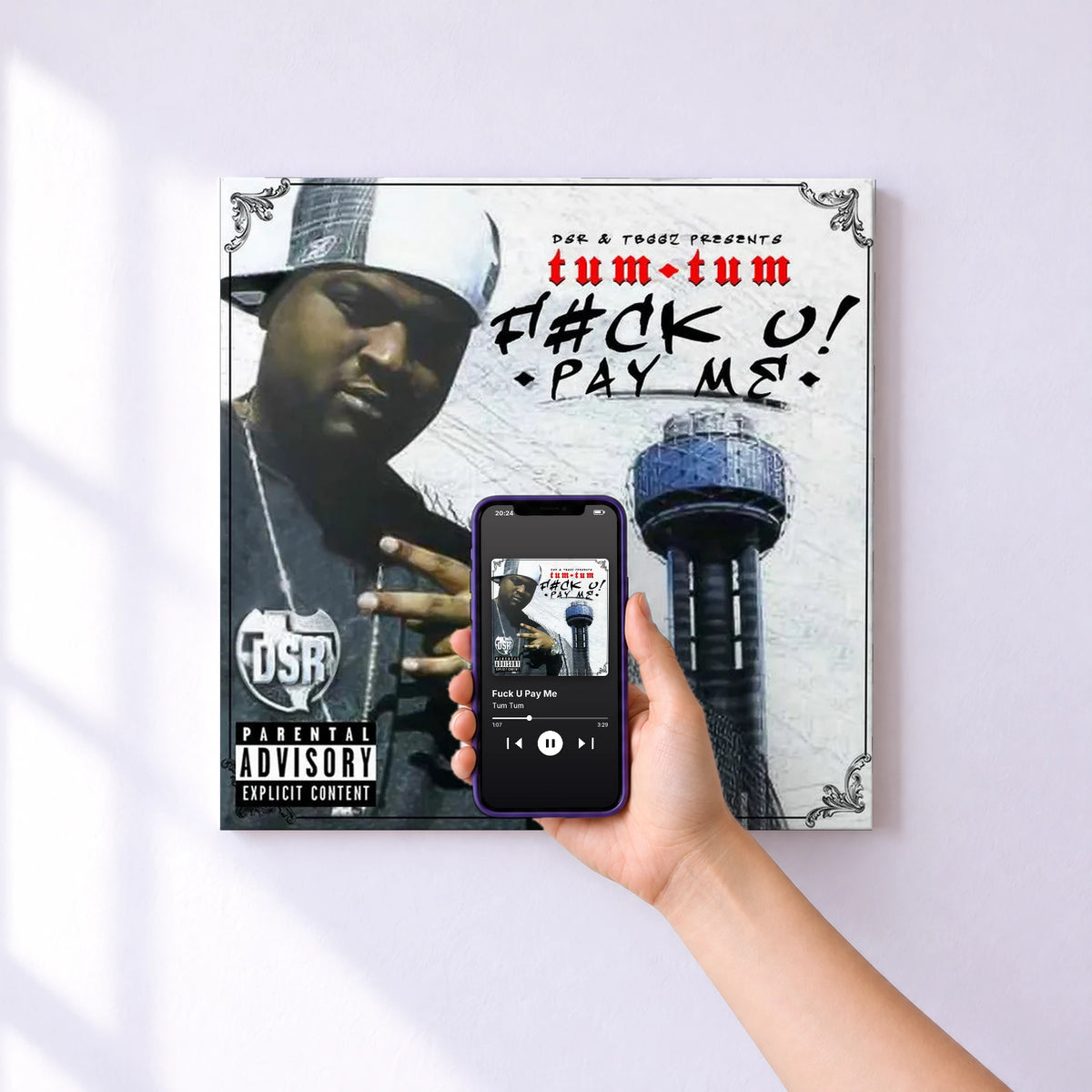 Affiche connectée Fuck U Pay Me de Tum Tum au mur : l'album se lance en approchant le téléphone