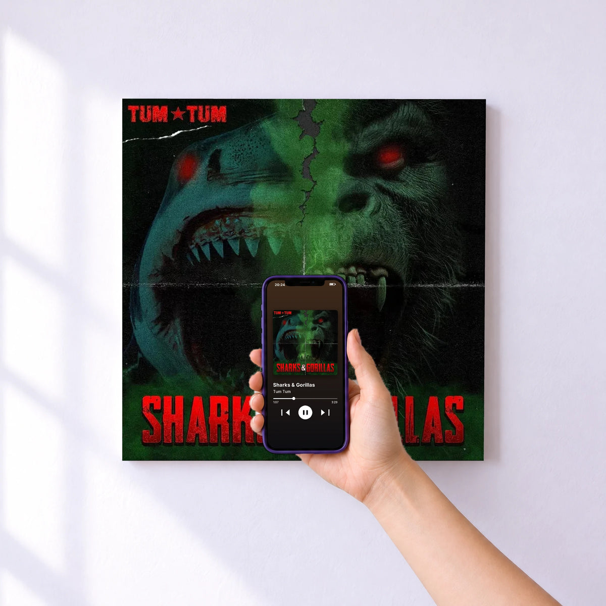 Affiche connectée Sharks & Gorillas de Tum Tum au mur : l'album se lance en approchant le téléphone