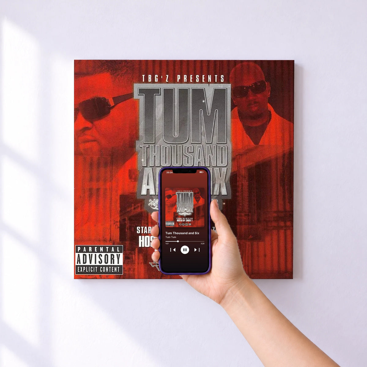 Affiche connectée Tum Thousand and Six de Tum Tum au mur : l'album se lance en approchant le téléphone