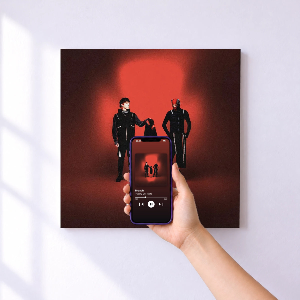 Affiche connectée Breach de Twenty One Pilots au mur : l'album se lance en approchant le téléphone