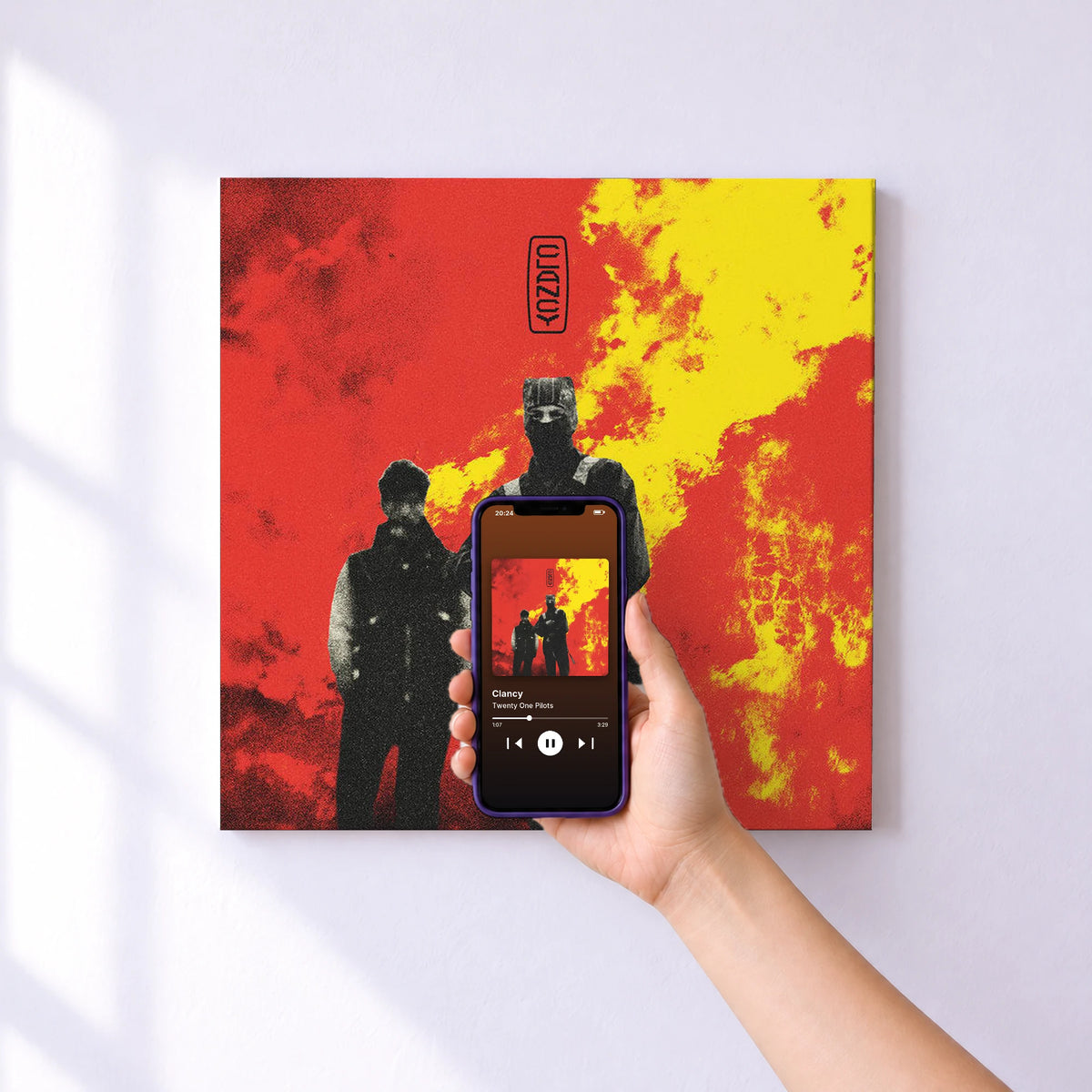 Affiche connectée Clancy de Twenty One Pilots au mur : l'album se lance en approchant le téléphone