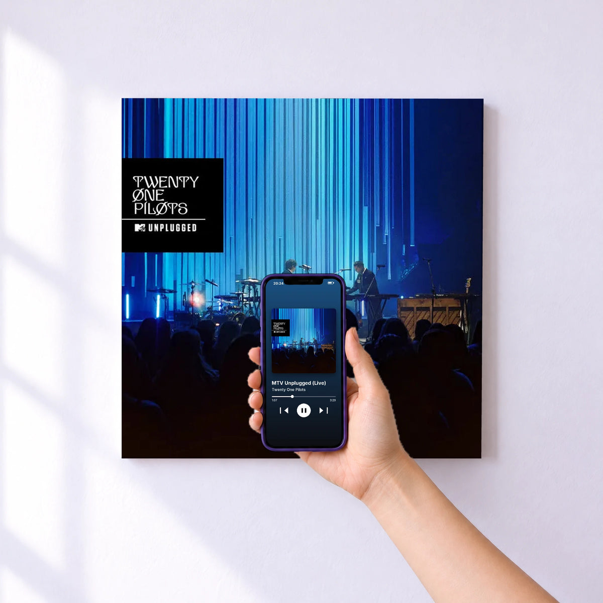 Affiche connectée MTV Unplugged (Live) de Twenty One Pilots au mur : l'album se lance en approchant le téléphone