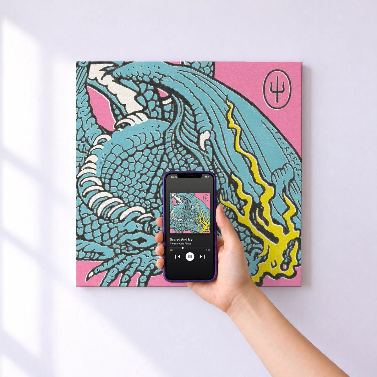 Affiche connectée Scaled And Icy de Twenty One Pilots au mur : l'album se lance en approchant le téléphone