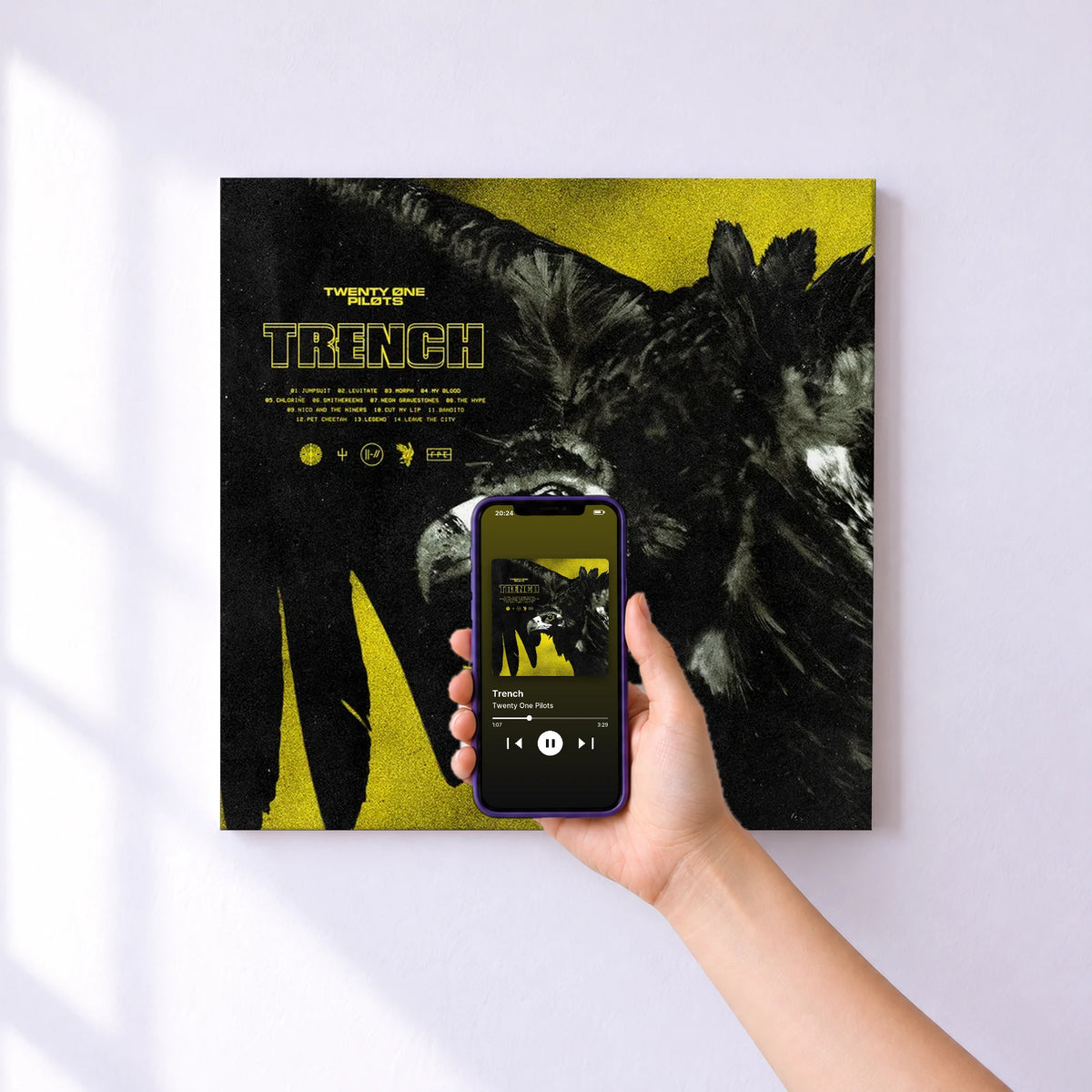 Affiche connectée Trench de Twenty One Pilots au mur : l'album se lance en approchant le téléphone