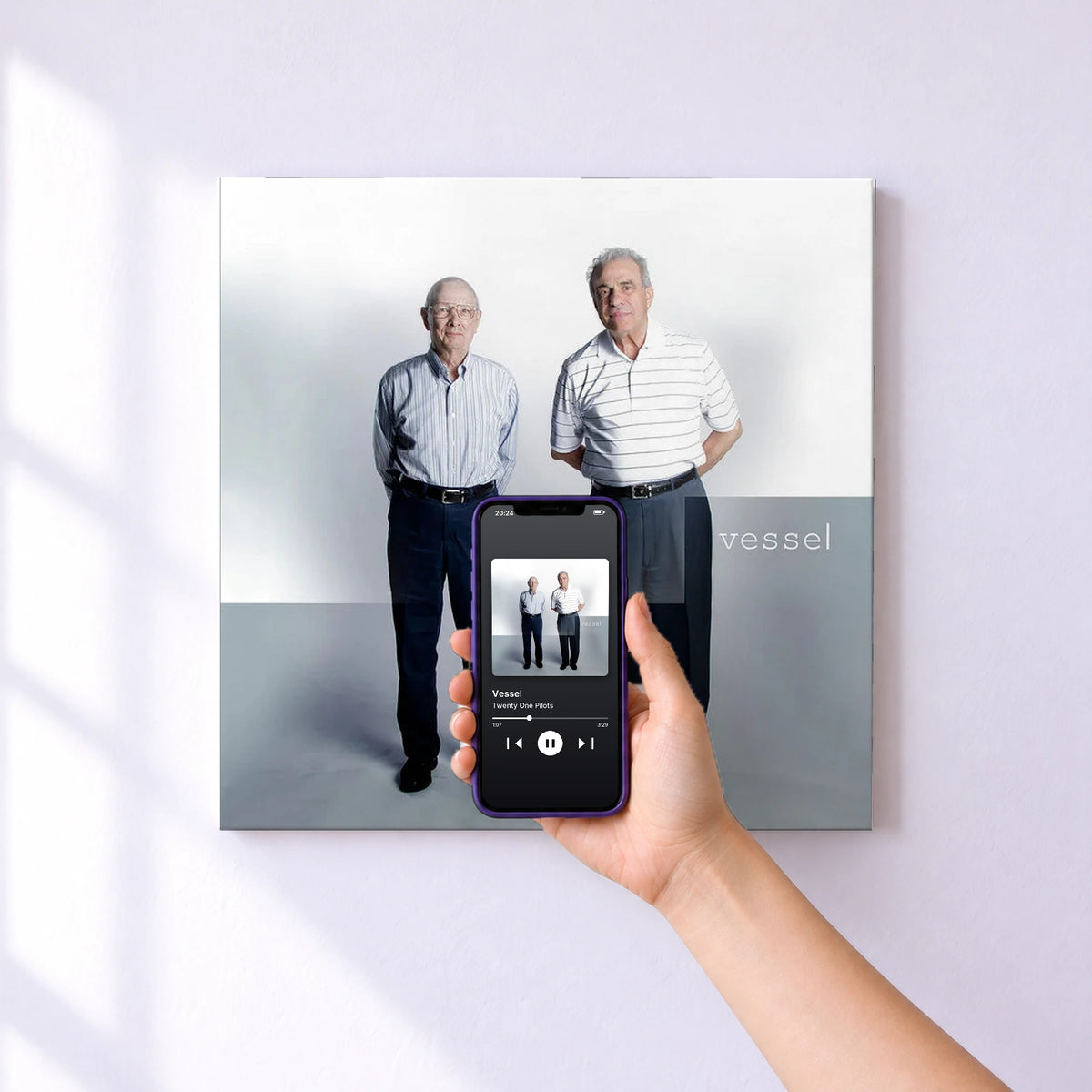 Affiche connectée Vessel de Twenty One Pilots au mur : l'album se lance en approchant le téléphone