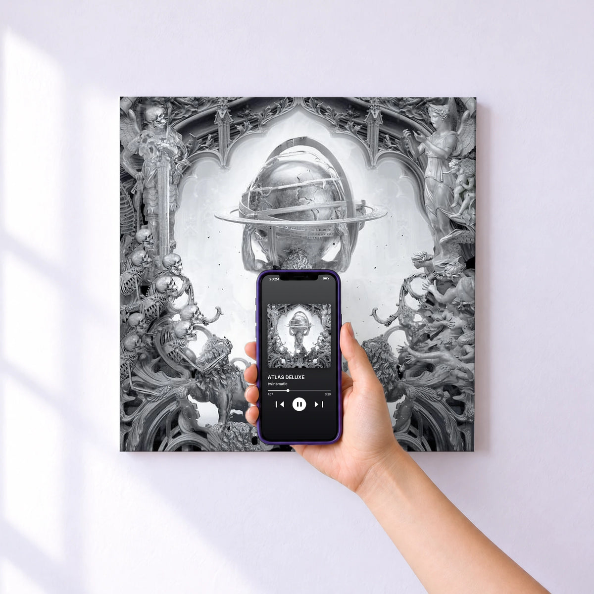 Affiche connectée ATLAS DELUXE de twinsmatic au mur : l'album se lance en approchant le téléphone
