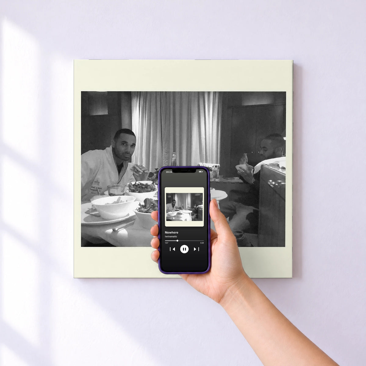 Affiche connectée Nowhere de twinsmatic au mur : l'album se lance en approchant le téléphone