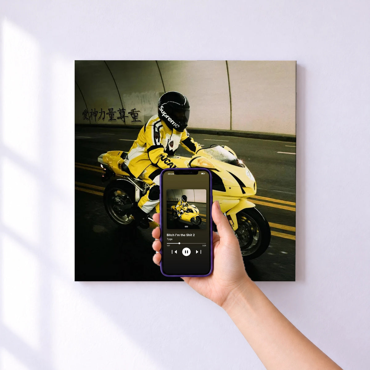 Affiche connectée Bitch I'm the Shit 2 de Tyga au mur : l'album se lance en approchant le téléphone