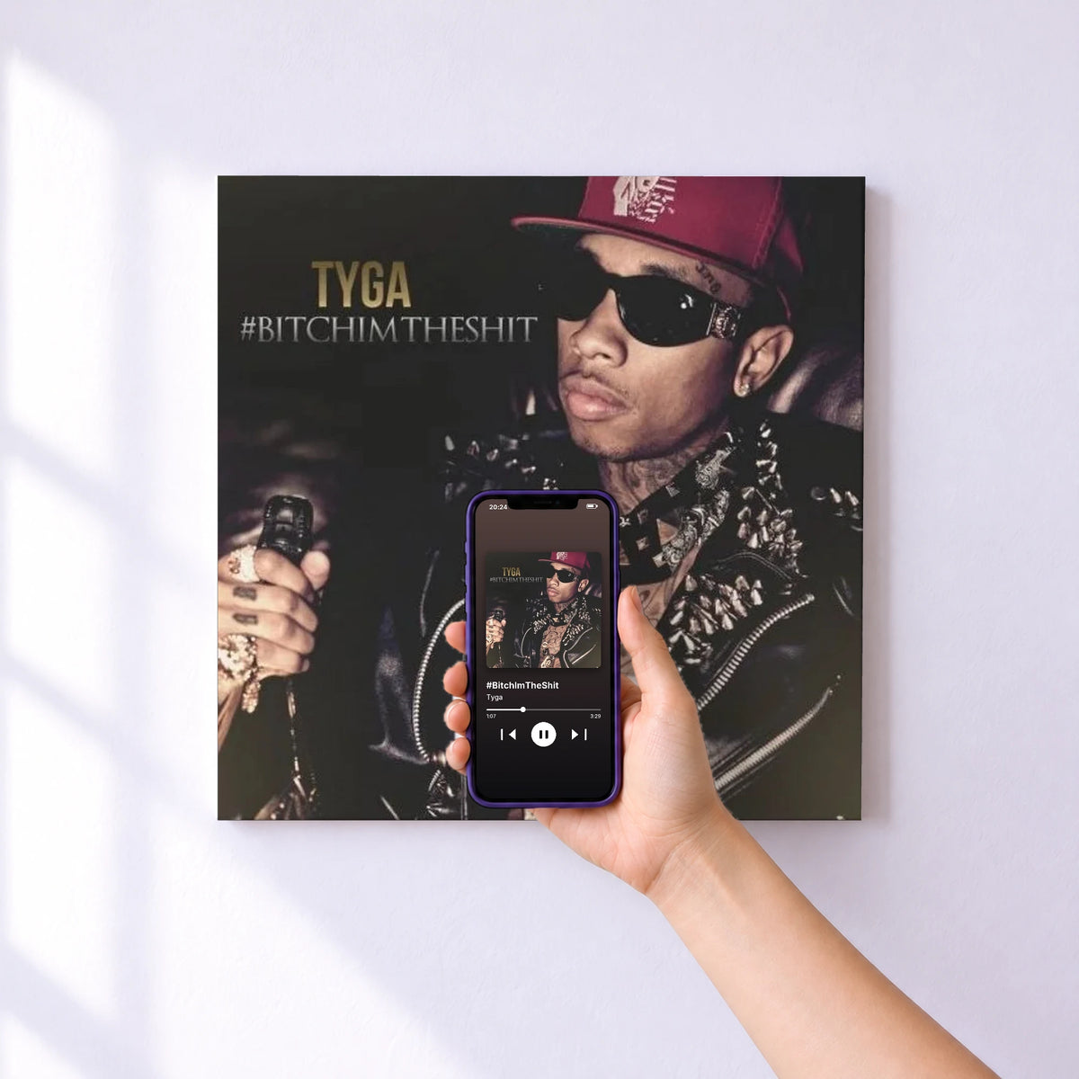 Affiche connectée #BitchImTheShit de Tyga au mur : l'album se lance en approchant le téléphone