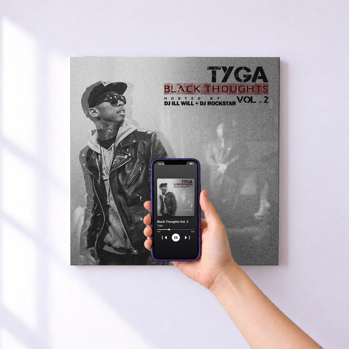 Affiche connectée Black Thoughts Vol. 2 de Tyga au mur : l'album se lance en approchant le téléphone
