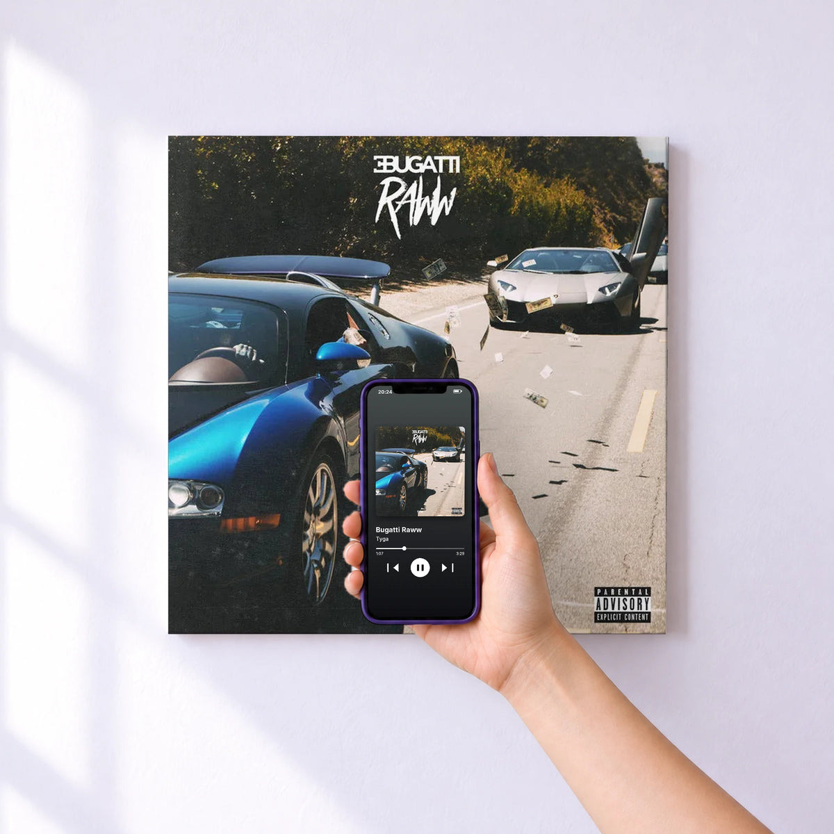 Affiche connectée Bugatti Raww de Tyga au mur : l'album se lance en approchant le téléphone