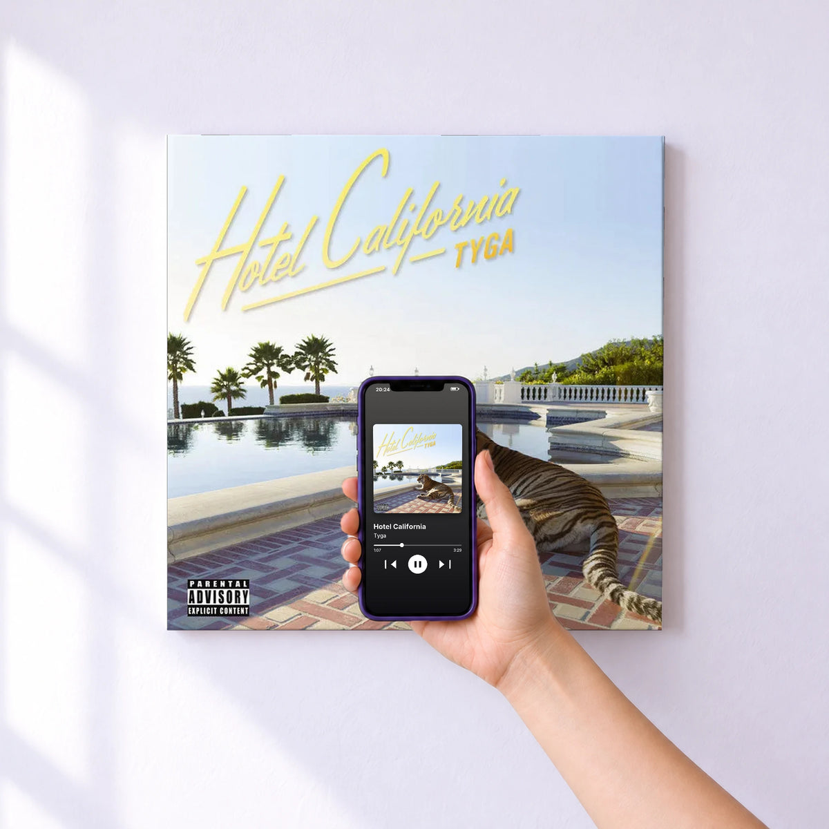 Affiche connectée Hotel California de Tyga au mur : l'album se lance en approchant le téléphone