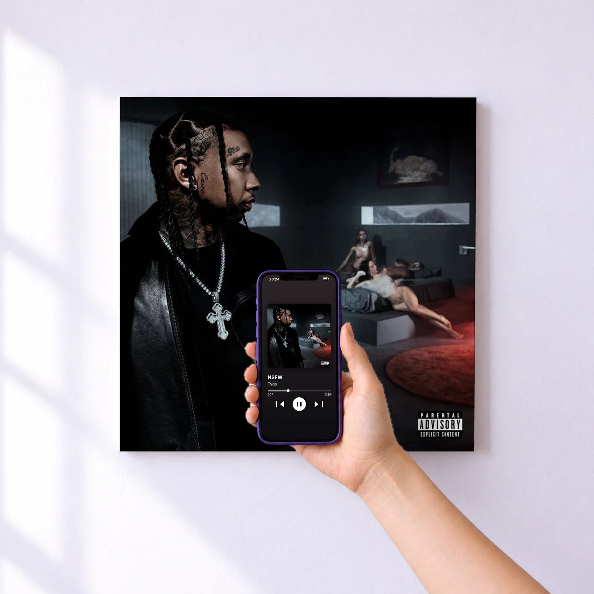 Affiche connectée NSFW de Tyga au mur : l'album se lance en approchant le téléphone
