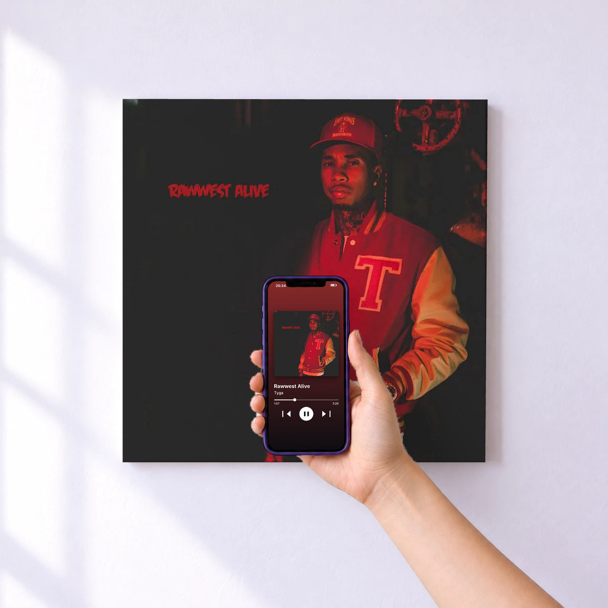 Affiche connectée Rawwest Alive de Tyga au mur : l'album se lance en approchant le téléphone