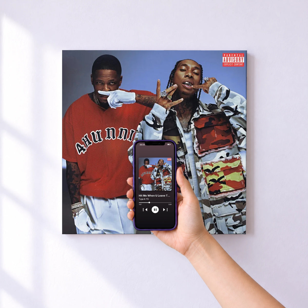 Affiche connectée Hit Me When U Leave The Klub: The Playlist de Tyga & YG au mur : l'album se lance en approchant le téléphone
