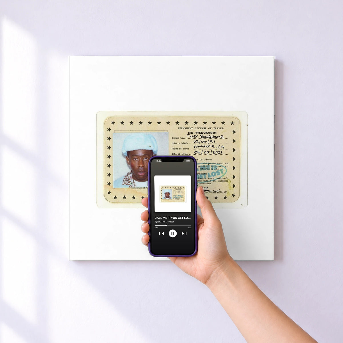 Affiche connectée CALL ME IF YOU GET LOST de Tyler, The Creator au mur : l'album se lance en approchant le téléphone
