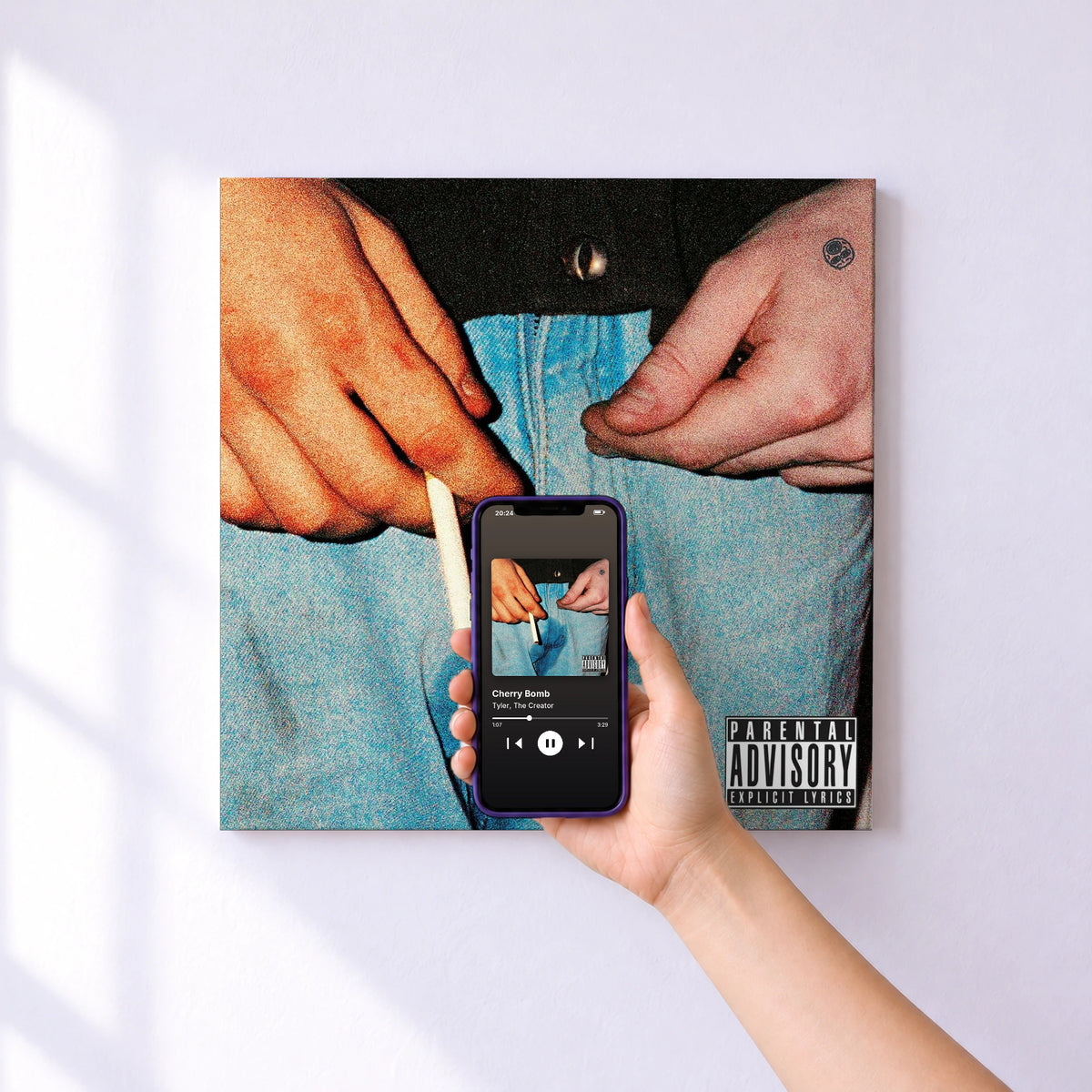 Affiche connectée Cherry Bomb de Tyler, The Creator au mur : l'album se lance en approchant le téléphone