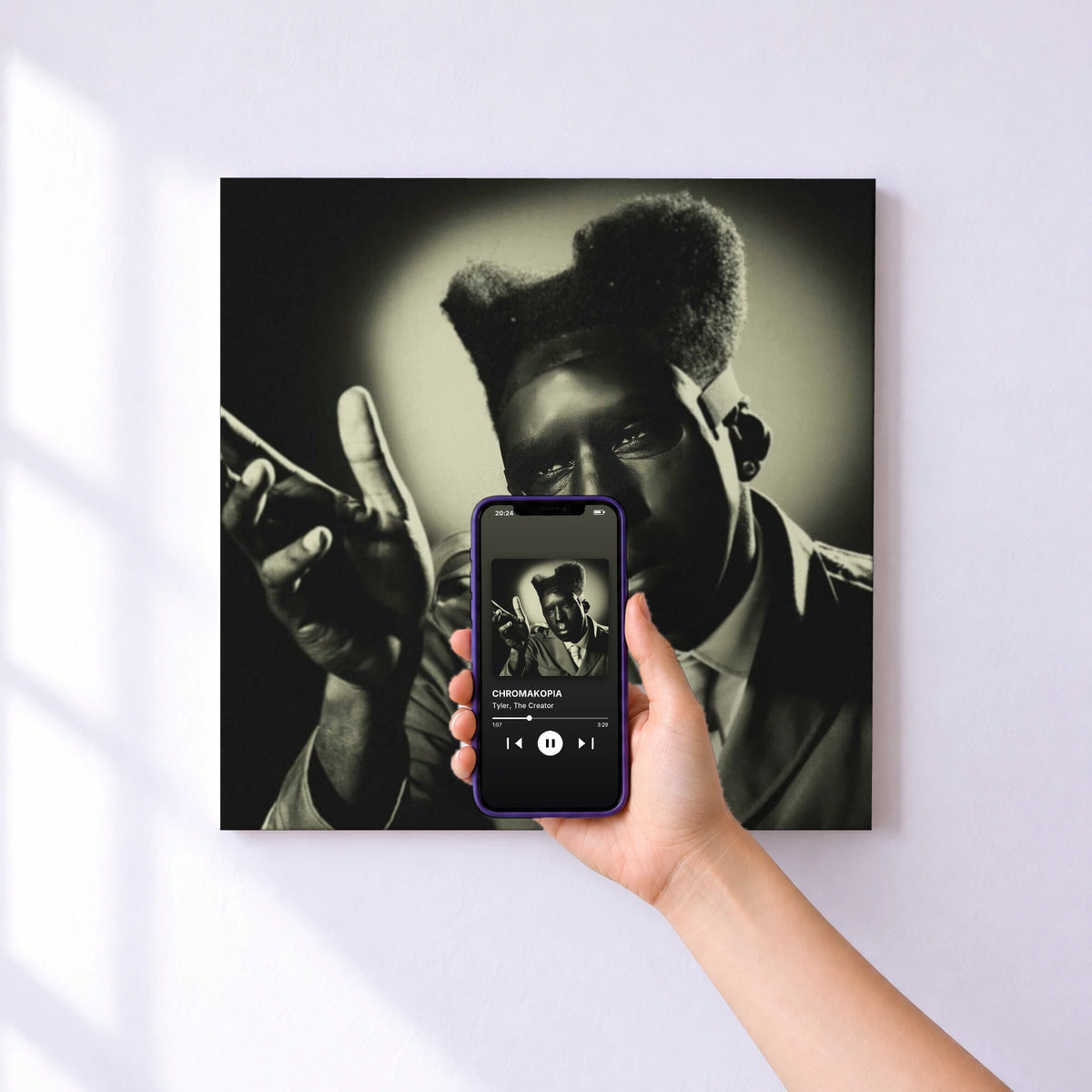 Affiche connectée CHROMAKOPIA de Tyler, The Creator au mur : l'album se lance en approchant le téléphone