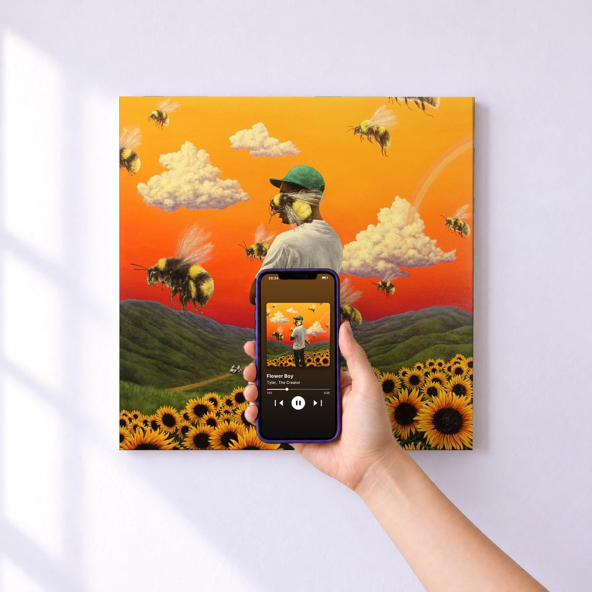 Affiche connectée Flower Boy de Tyler, The Creator au mur : l'album se lance en approchant le téléphone