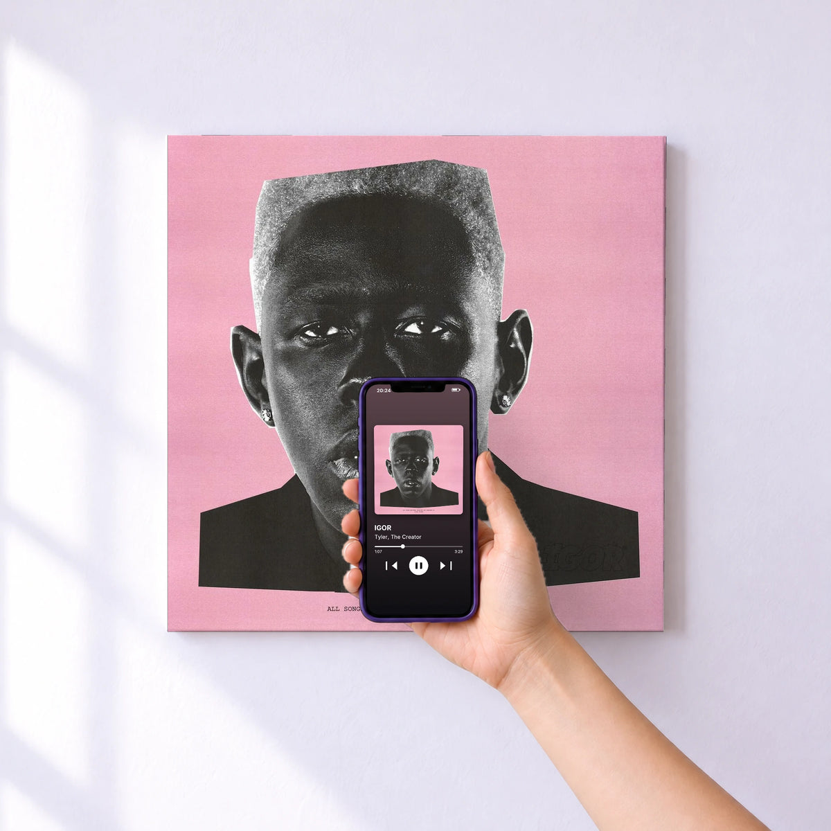 Affiche connectée IGOR de Tyler, The Creator au mur : l'album se lance en approchant le téléphone