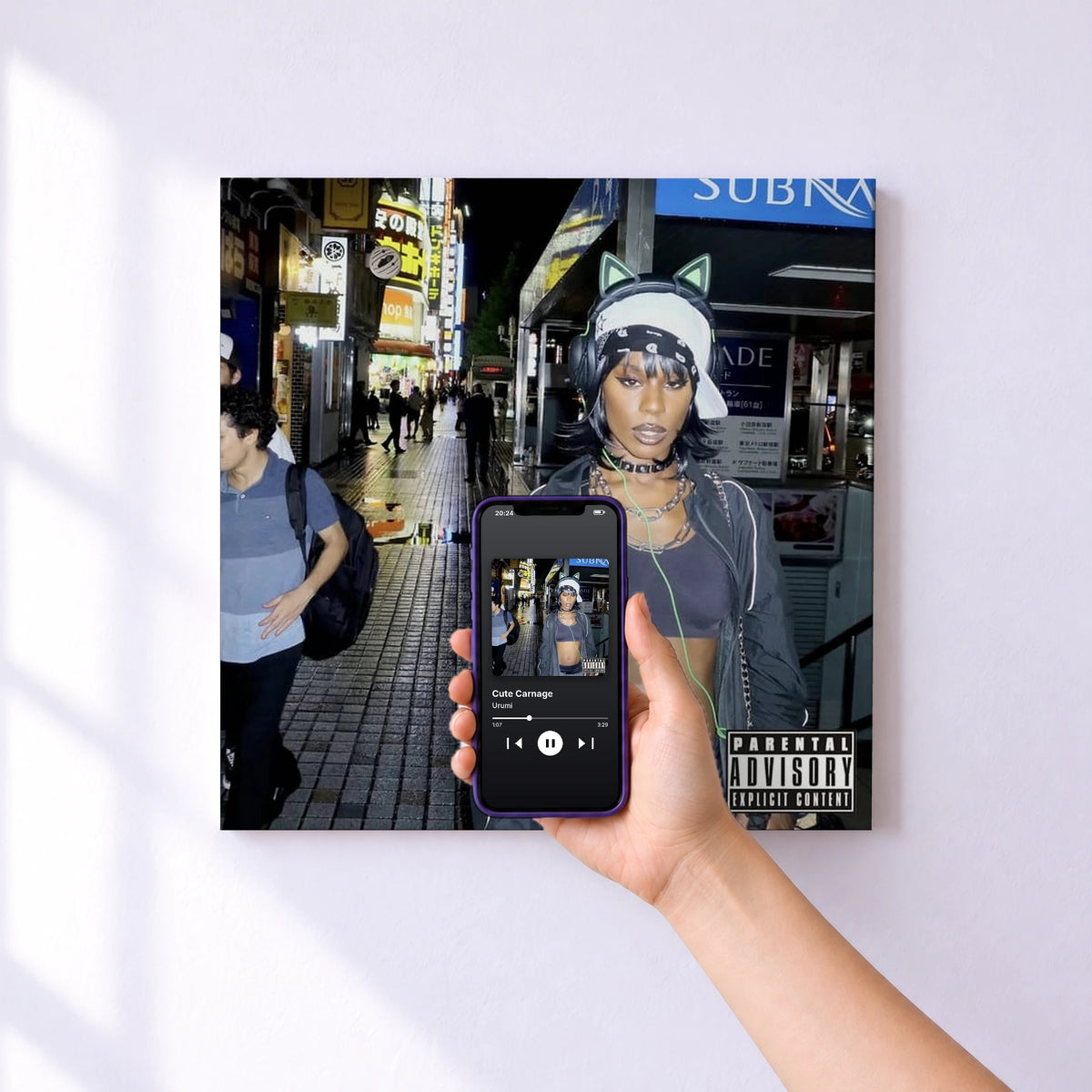 Affiche connectée Cute Carnage de Urumi au mur : l'album se lance en approchant le téléphone
