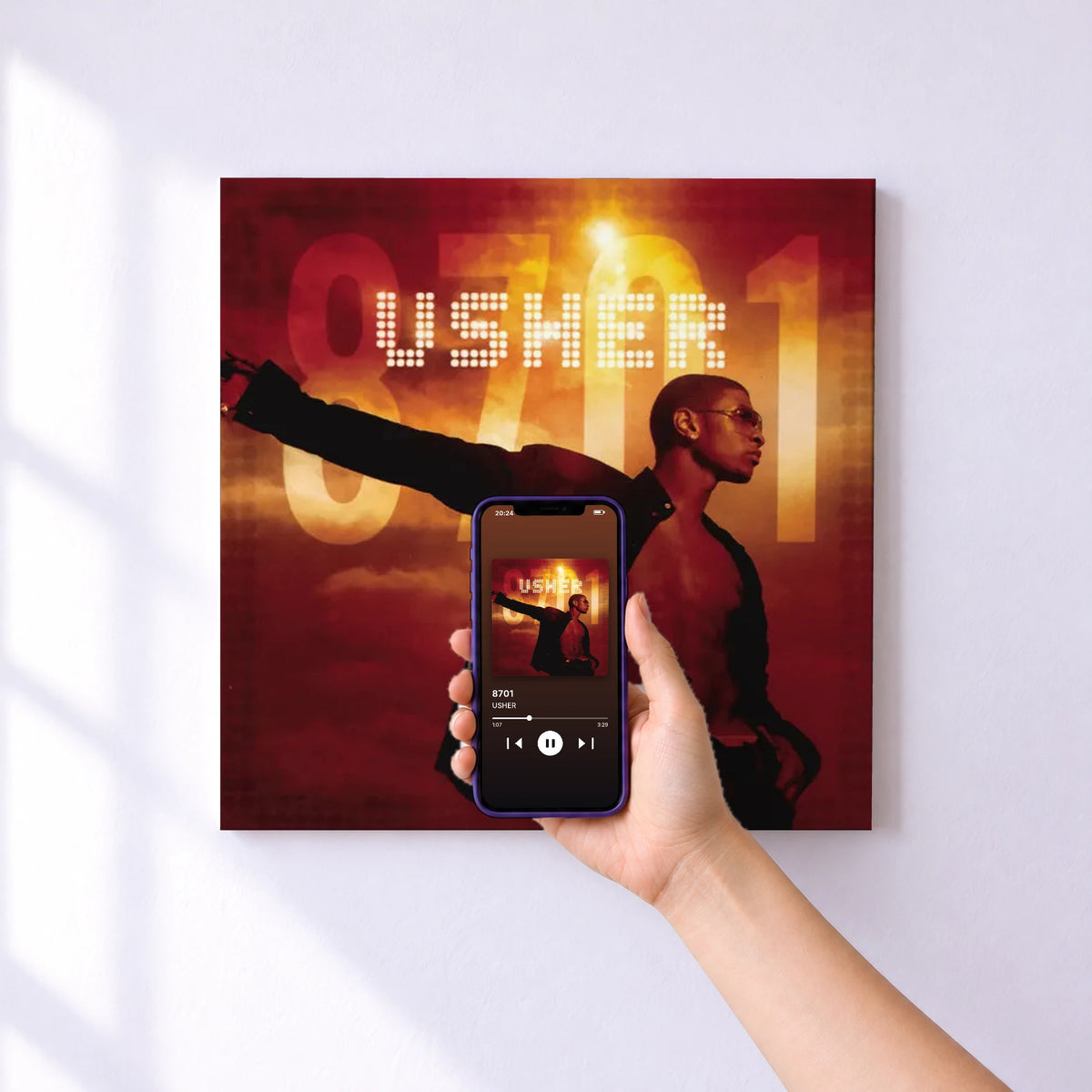 Affiche connectée 8701 de USHER au mur : l'album se lance en approchant le téléphone