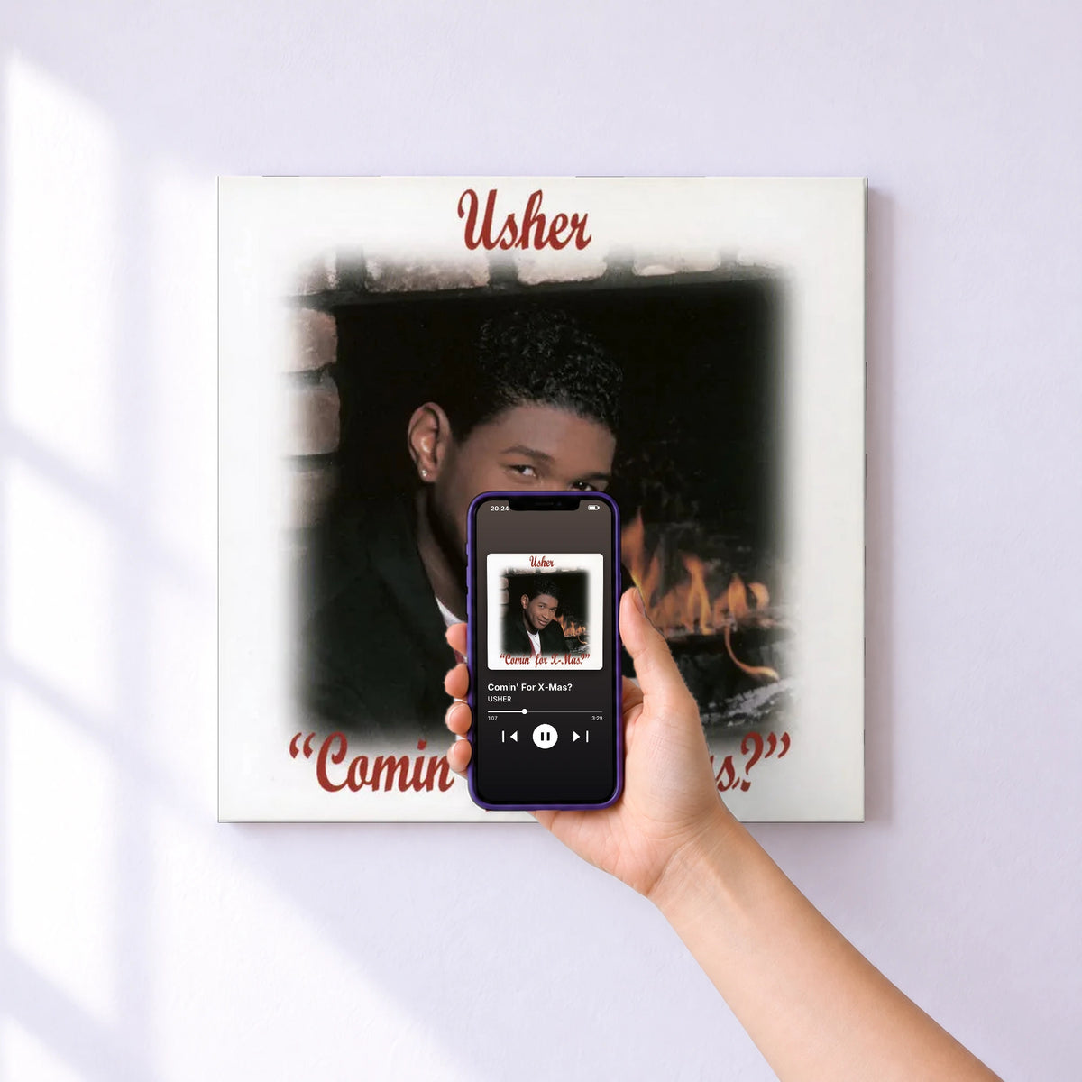 Affiche connectée Comin' For X-Mas? de USHER au mur : l'album se lance en approchant le téléphone