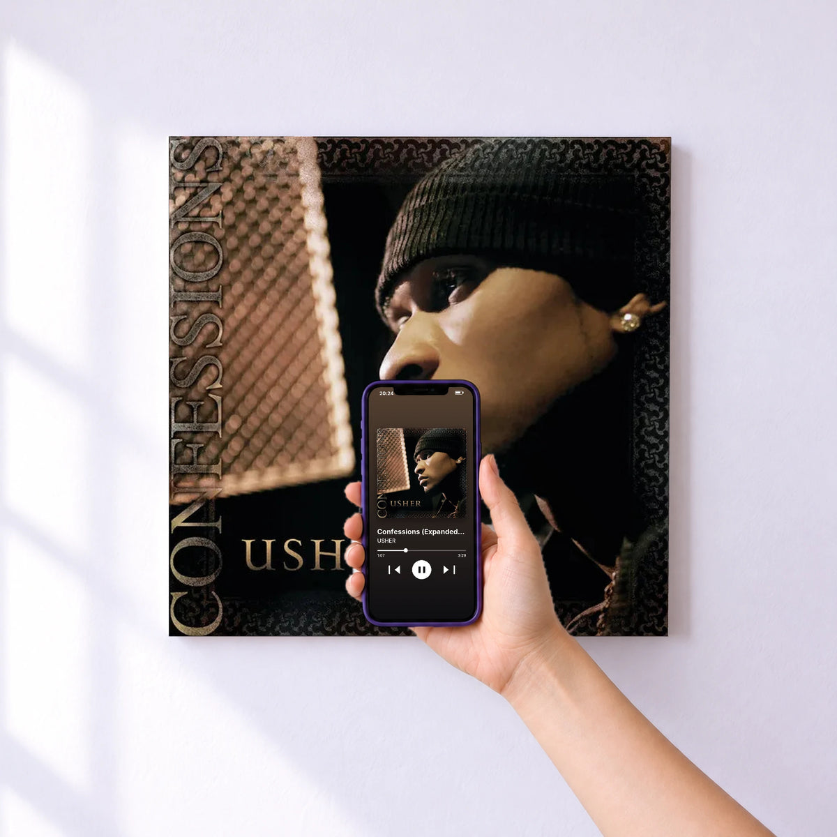 Affiche connectée Confessions (Expanded Edition) de USHER au mur : l'album se lance en approchant le téléphone