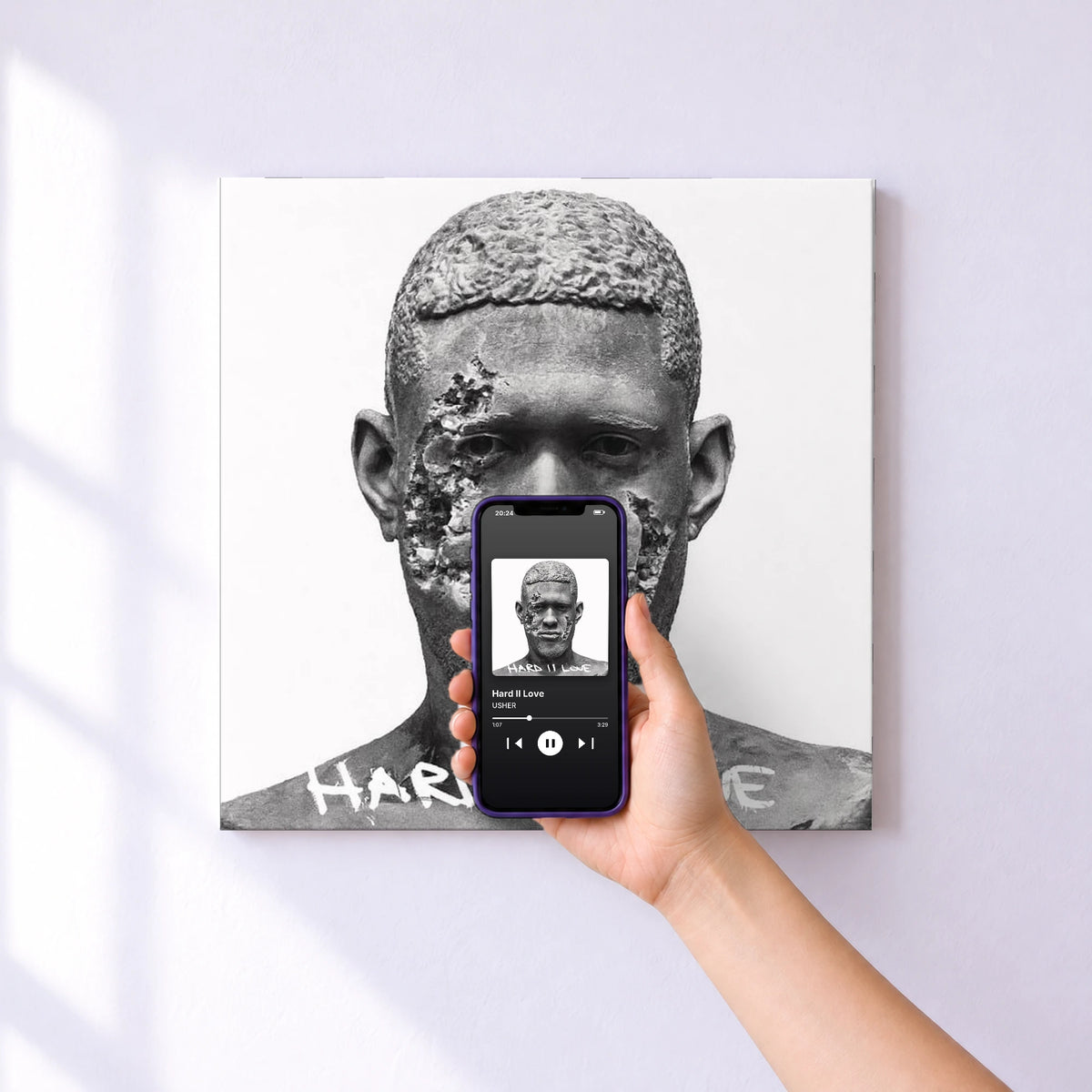 Affiche connectée Hard II Love de USHER au mur : l'album se lance en approchant le téléphone