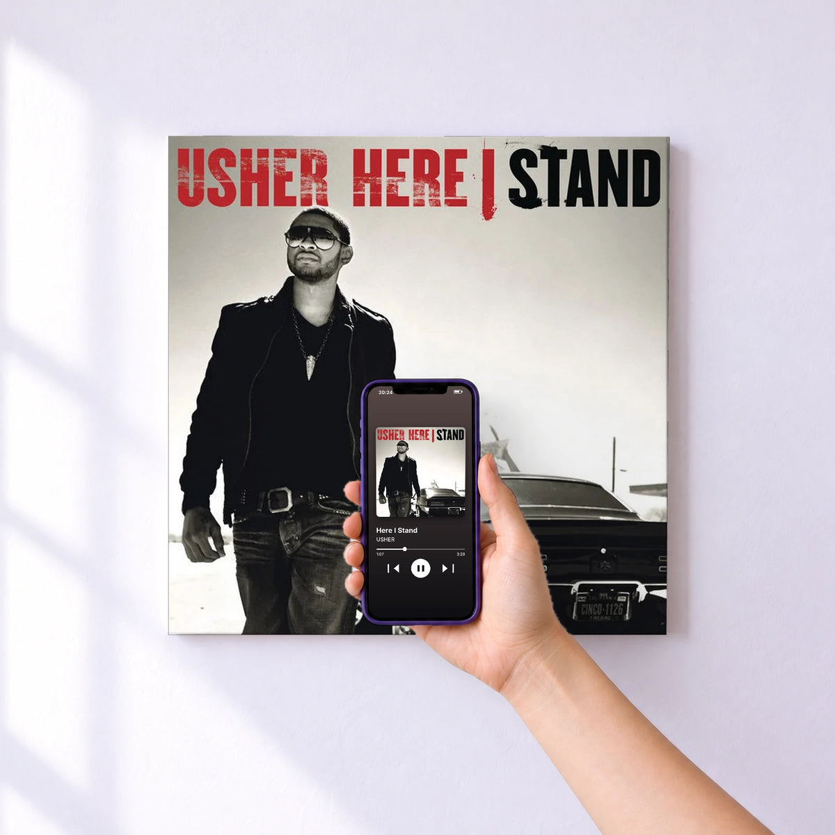 Affiche connectée Here I Stand de USHER au mur : l'album se lance en approchant le téléphone