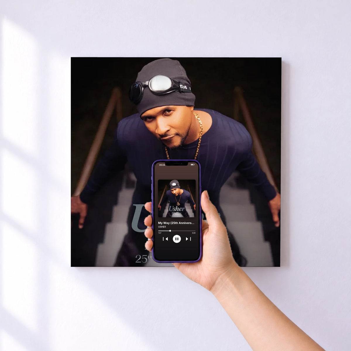 Affiche connectée My Way (25th Anniversary Edition) de USHER au mur : l'album se lance en approchant le téléphone