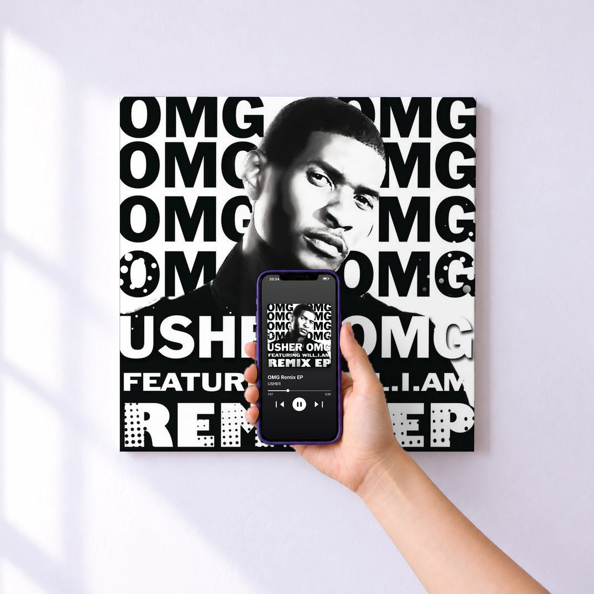 Affiche connectée OMG Remix EP de USHER au mur : l'album se lance en approchant le téléphone