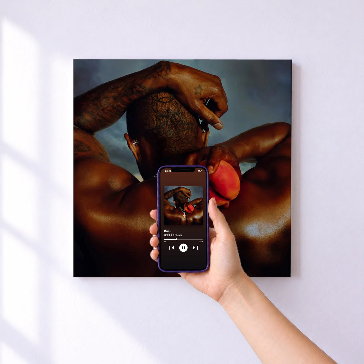 Affiche connectée Ruin de USHER & Pheelz au mur : l'album se lance en approchant le téléphone