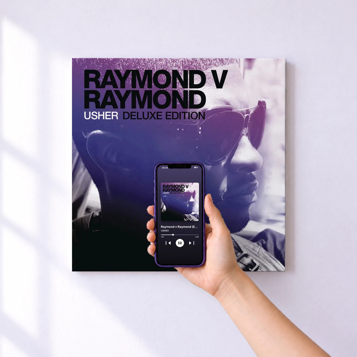 Affiche connectée Raymond v Raymond (Expanded Edition) de USHER au mur : l'album se lance en approchant le téléphone